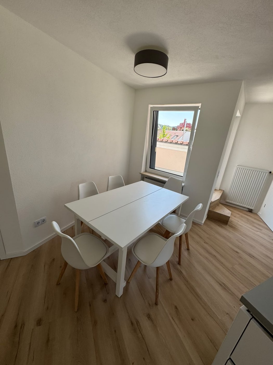 Essbereich mit Blick über die Dächer